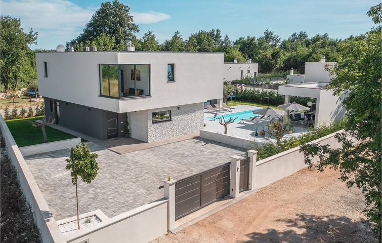 Ferienhaus für 12 Personen, mit Whirlpool und Terrasse sowie Garten und Pool in Šivati