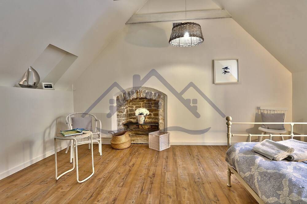 Charming house with terrace facing the sea in Treffiagat, Quimper und Umgebung