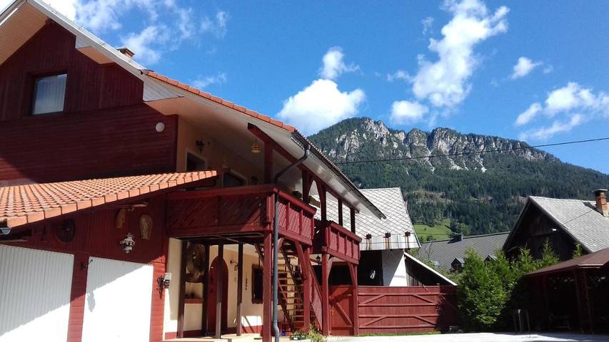 Gîte pour 4 personnes, avec Terrasse et Jacuzzi ainsi que Jardin et Sauna dans Mojstrana