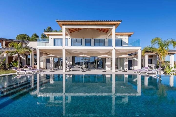 Villa pour 8 personnes, avec jardin et jacuzzi ainsi que piscine et balcon