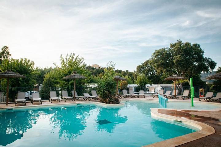 Camping pour 4 personnes, avec bassin pour enfant et piscine ainsi que jacuzzi et jardin à Bormes-les-Mimosas