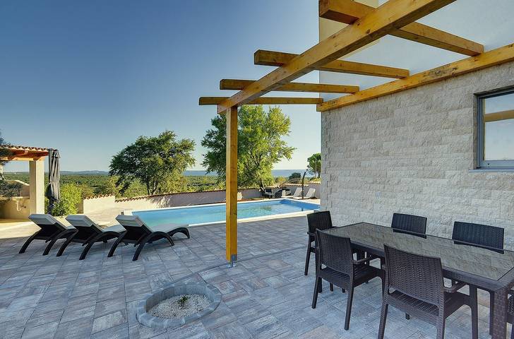 Ferienhaus für 6 Personen, mit Balkon und Terrasse sowie Garten und Pool in Peroj - 2