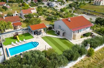 Ferienhaus für 9 Personen, mit Garten und Balkon, kinderfreundlich in Zadar