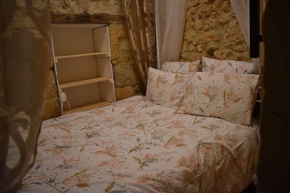 Romantic Bijou Gite filled with character and charm with shared pool in Larzac, Périgord Noir