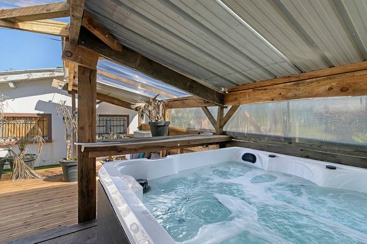 Location de vacances pour 7 personnes, avec Jacuzzi ainsi que Jardin et Sauna à La Barde
