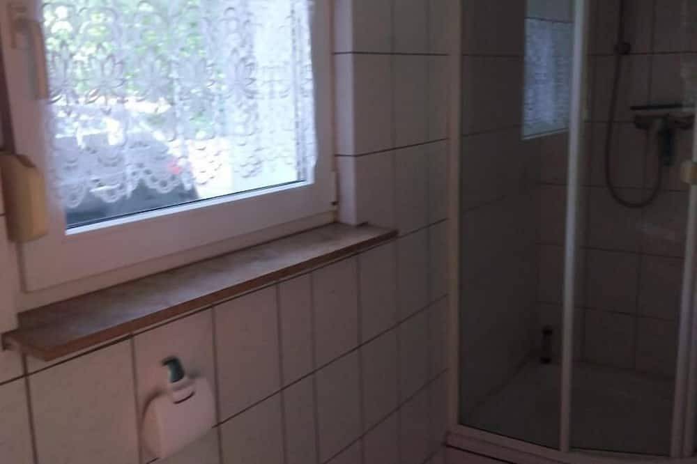 Ganze Wohnung, Die Wohnung verfügt auf Ihren ca. 40 qm Wohnfläche über ein Schlafzimmer mit Doppelbett und eigenem Bad sowie einem weiteren Zimmer mit einer Küchenzeile. in Gräfenhainichen, Dessau-Wörlitzer Gartenreich