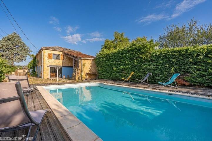 Location de vacances pour 8 personnes, avec Terrasse ainsi que Piscine et Vue à Lolme