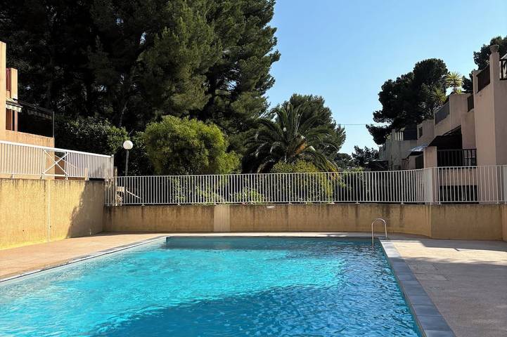 Appartement de vacances pour 4 personnes, avec jardin ainsi que piscine et terrasse