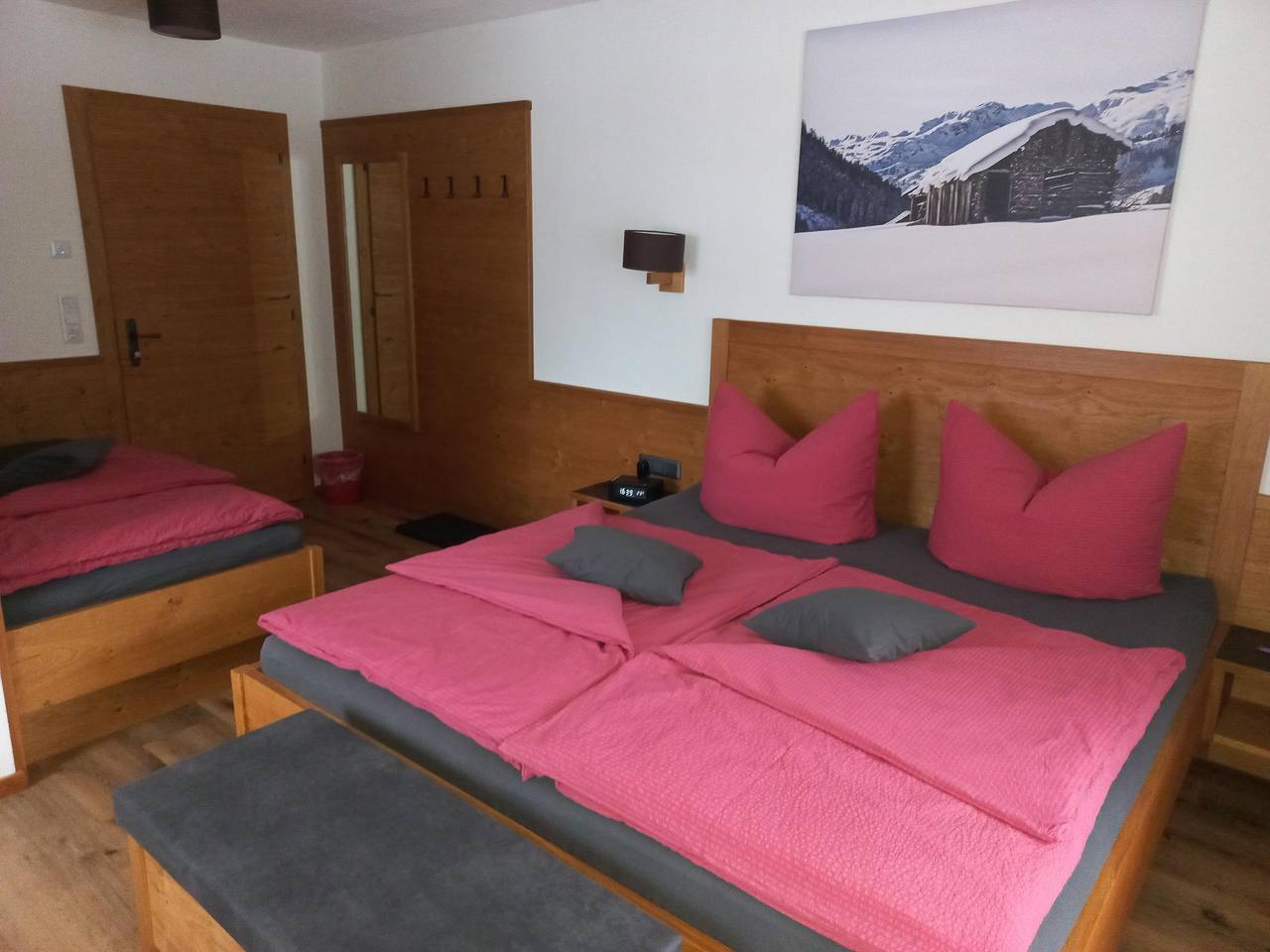 Ganze Ferienwohnung, Dreibettzimmer mit Dusche, Wc, Balkon in Lechtaler Alpen, Flirsch