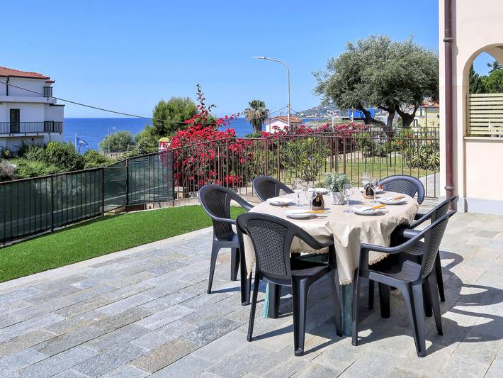 Ferienwohnung für 6 Personen, mit Terrasse und Garten in Pietrabruna