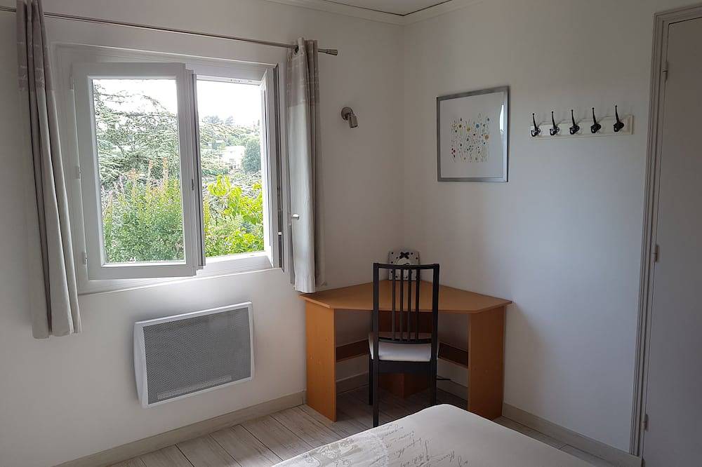 Entire apartment, Appartement Indépendant Avec sa Terrasse, Entre mer et Montagne in Vence, Cannes region