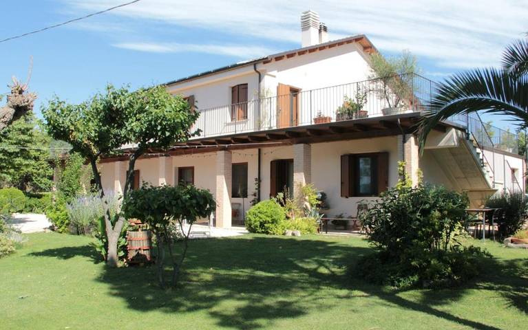 Casa vacanza per 2 persone, con Balcone e Terrazza nonché Giardino e Piscina a Morrovalle