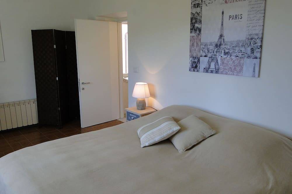 Wonderful 2 bedroom house, private pool, stunning mountain views, Wifi! in Villa Collemandina, Garfagnana