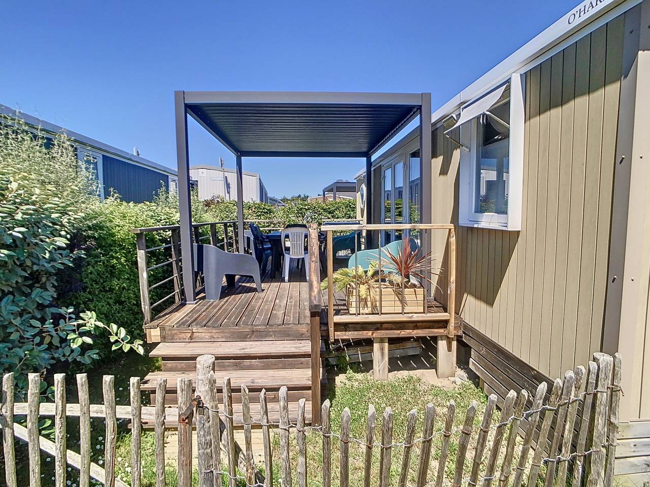 Cozy 2-Br Mobile Home with Heated Pool, 200m from Beach in Jullouville in Jullouville, Côte de la Déroute