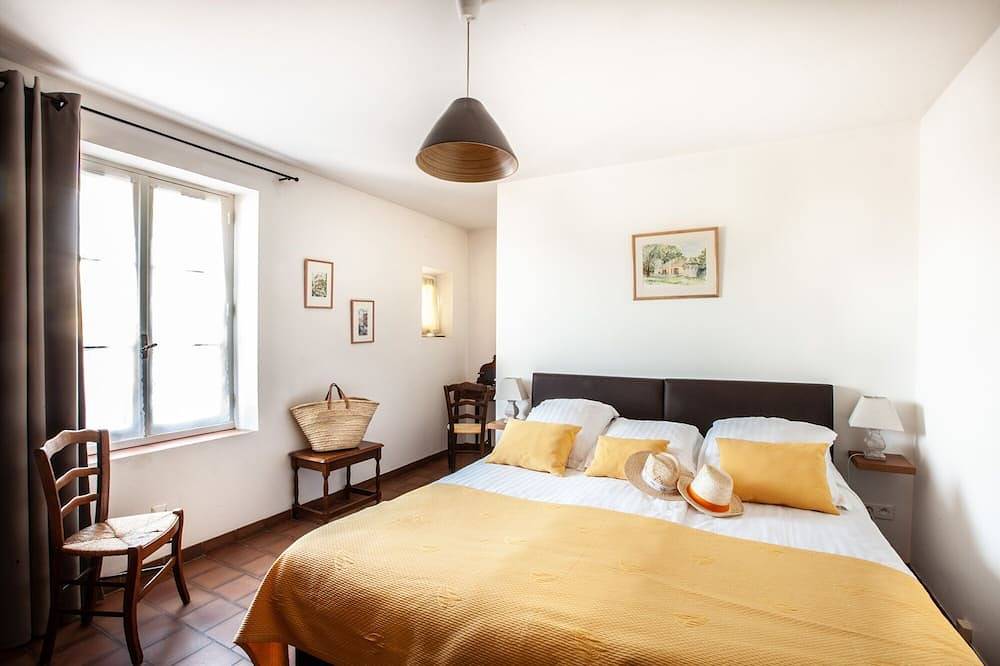 Appartement entier, Très beau gîte avec piscine au cœur du Luberon, dans le village de Bonnieux in Bonnieux, Parc naturel régional du Luberon