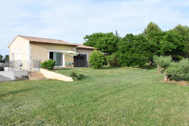 Location de vacances pour 4 personnes, avec vue ainsi que jardin et piscine à Beauvoisin - 3