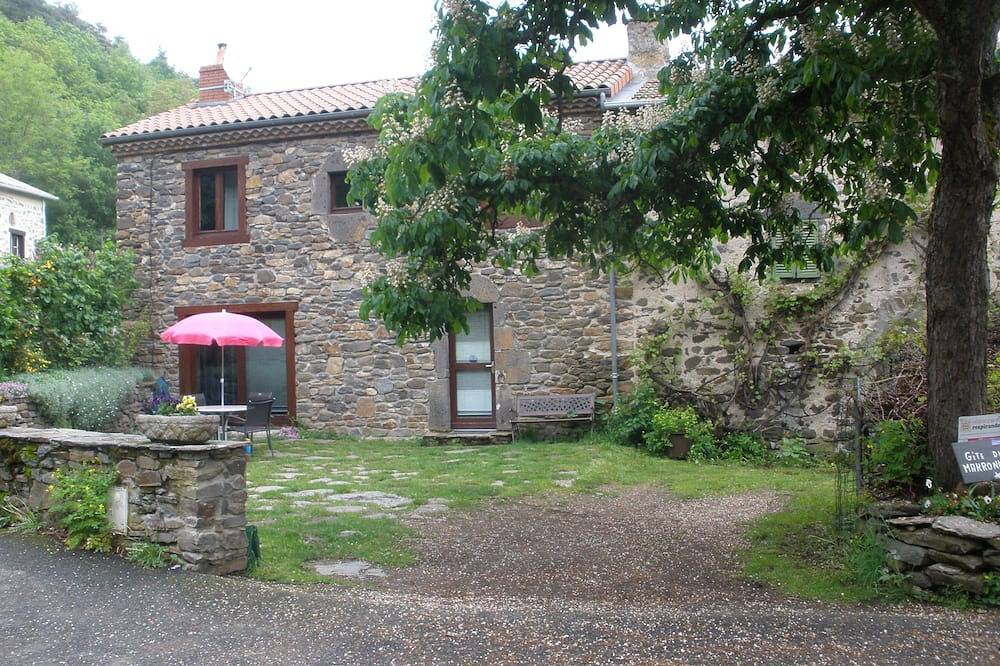 Classe 3 étoiles dans un petit village d'Auvergne in Saint-Étienne-sur-Blesle, Parc naturel régional des Volcans d'Auvergne