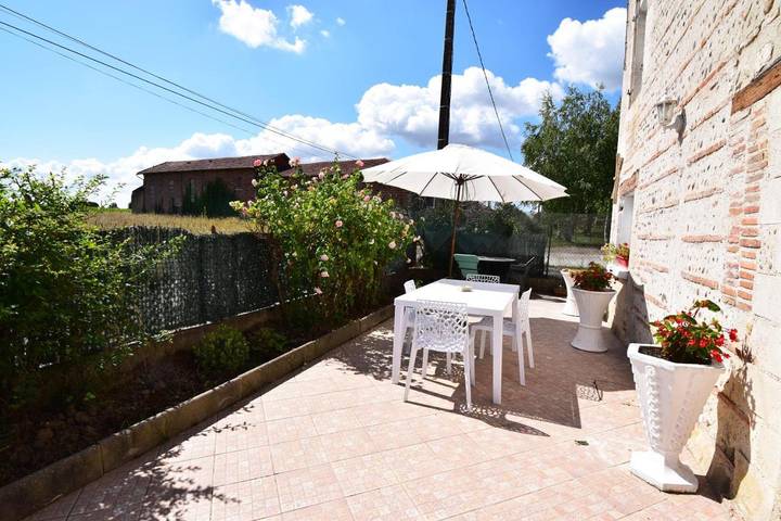 Location de vacances pour 6 personnes, avec Terrasse et Jardin dans Sauveterre-Saint-Denis - 3