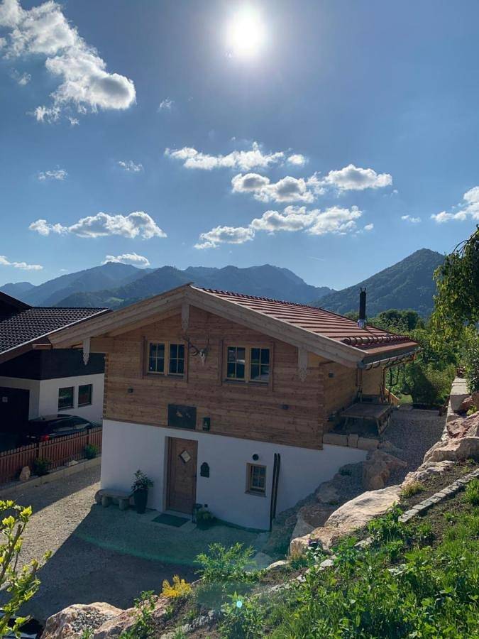 Chalet Bergsucht in Ruhpolding Bayern, Traumlage am sonnigen Südhang, kostenlose Parkplätze, schnelles Wlan, ruhige Sackgasse, Netflix inklusive in Ruhpolding, Bayerische Alpen