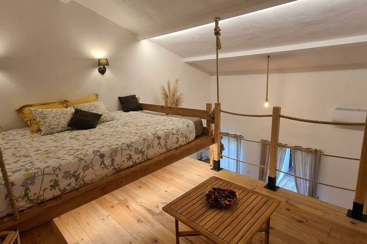 Suite with a private hot tub in Pierrelatte, Nyons region