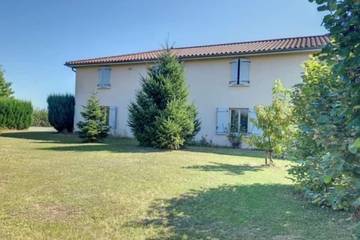 Location de vacances pour 50 personnes, avec jardin dans Belleville-en-Beaujolais