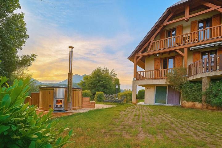 Location de vacances pour 14 personnes, avec jardin et vue à Campan