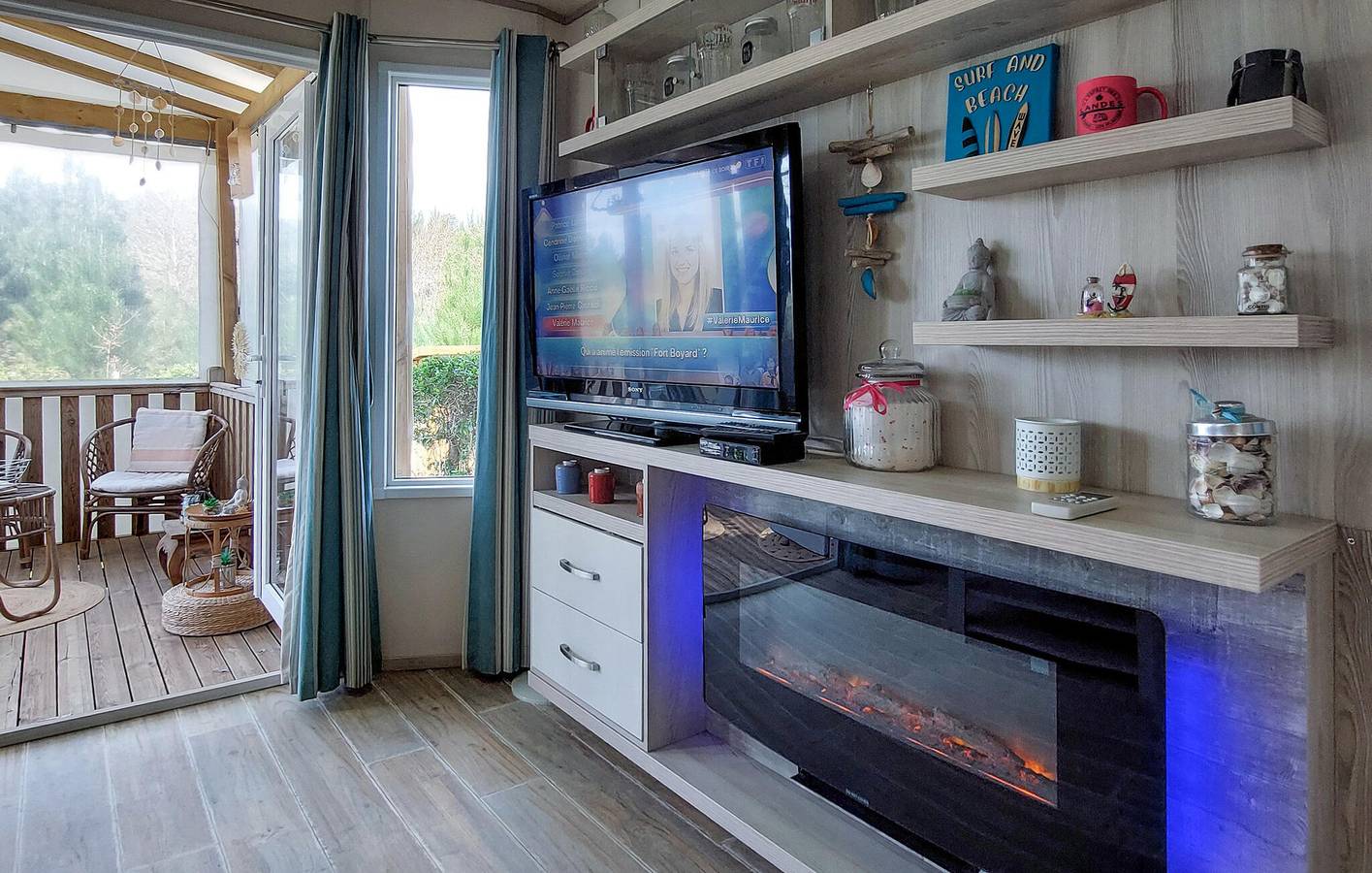 Acogedora casa móvil con piscina, aparcamiento y jardín cerca de Dune Seule Bouchée in Saint-Julien-en-Born, Côte d’Argent