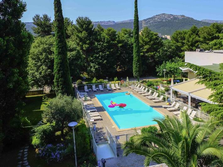 Hotel para 3 personas, con jardín y piscina - 1