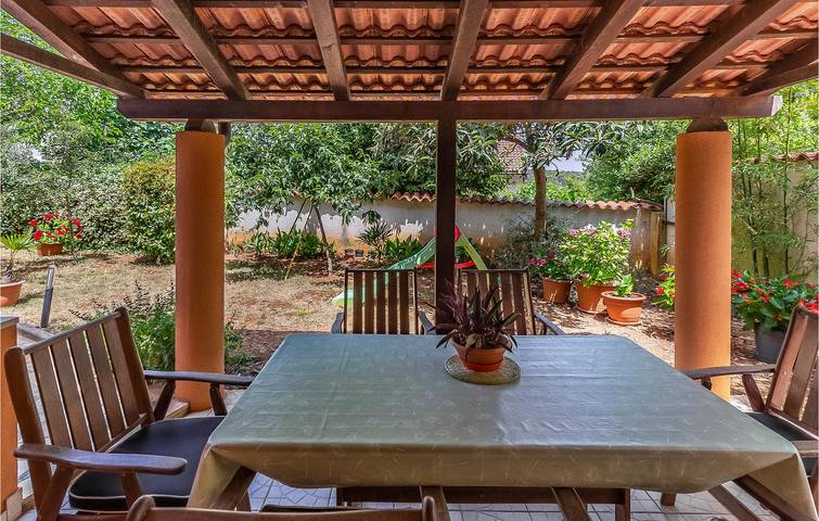 Ganze Ferienwohnung, Gemütliche Ferienwohnung 1 km vom Strand entfernt mit Terrasse, Parkplatz und WLAN in Banjole, Südküste Istrien