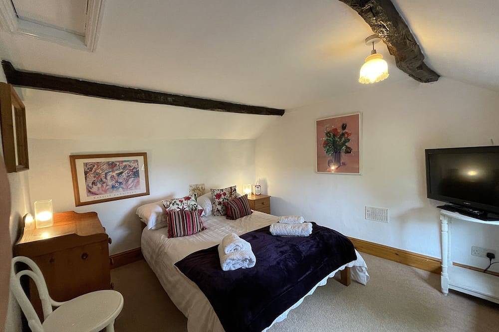 Camp Cottage the perfect  escape and hideaway for a couple and  dogs in Herefordshire