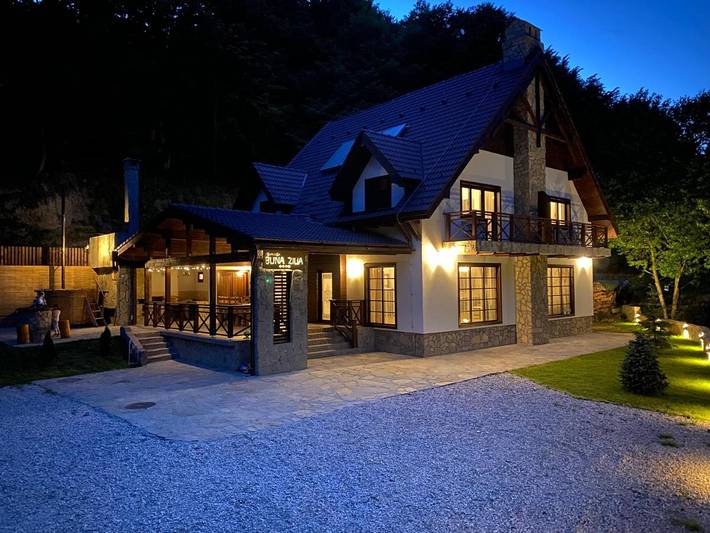 Maison d’hôte pour 12 personnes, avec Balcon et Terrasse ainsi que Jardin et Piscine