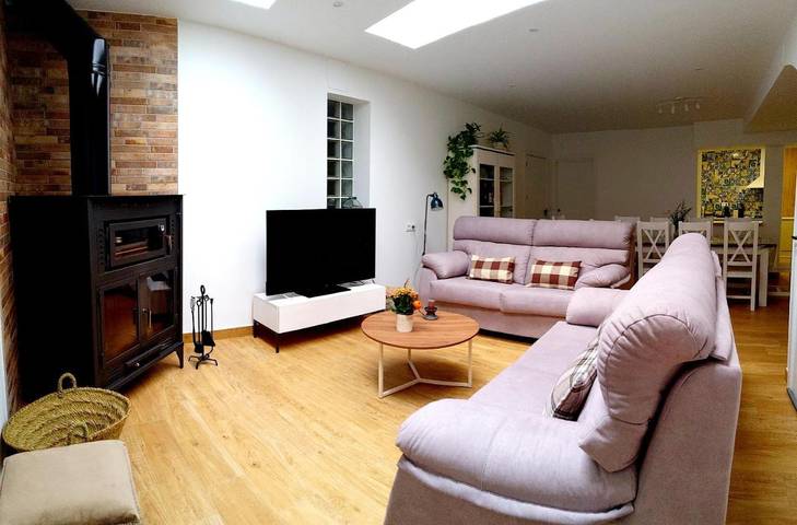 Casa rural para 9 personas, con jardín además de piscina y terraza en Casas de Haro