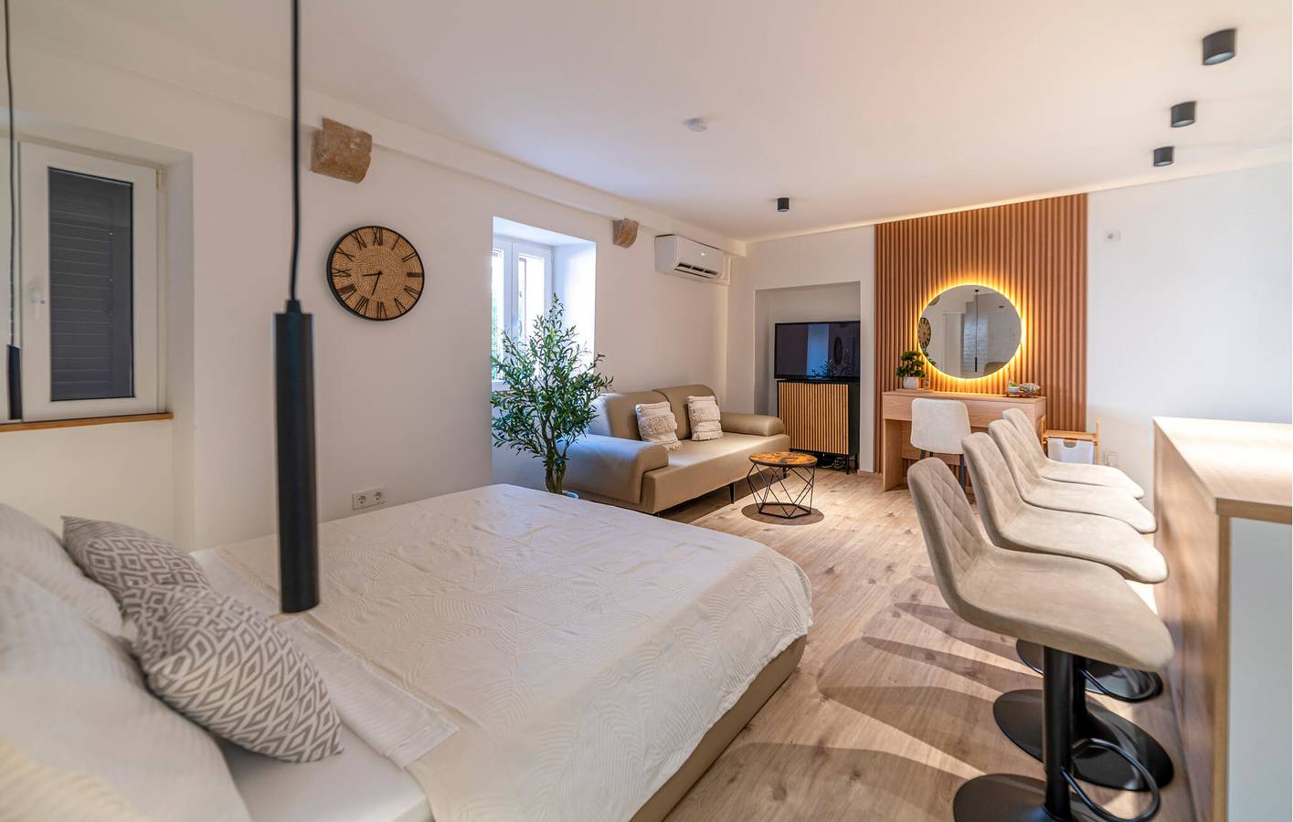 Spacious 2-Bedroom Apartment with Terrace, Wi-Fi, and Close Beach Access in Gradsko Kupaliste (Rab town), Rab town