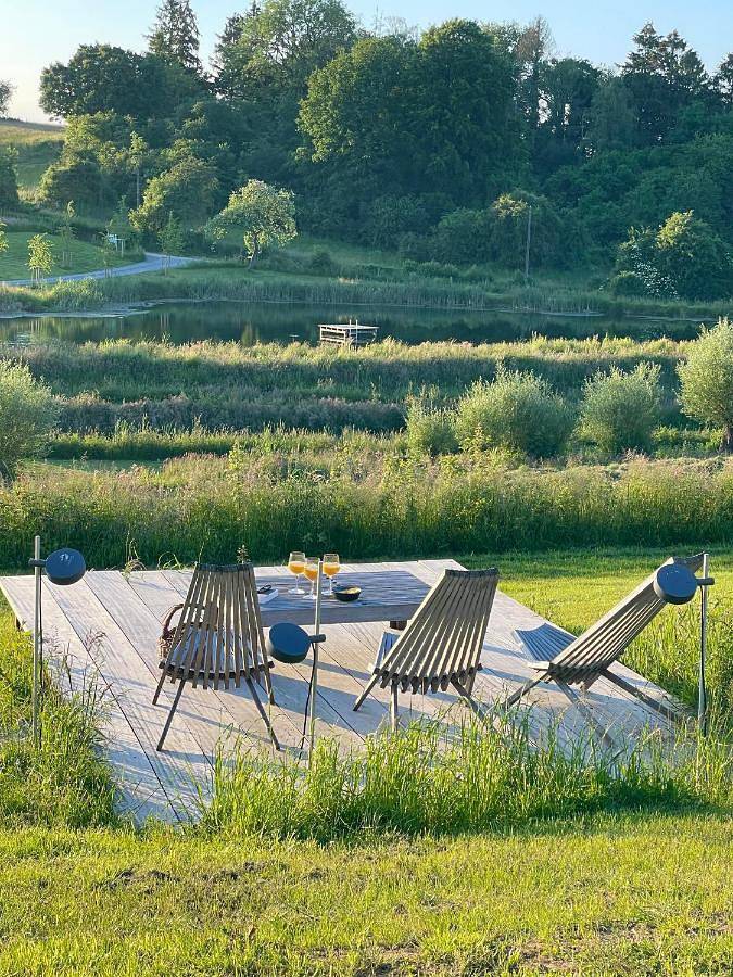 Location de vacances pour 8 personnes, avec vue sur le lac et vue ainsi que jardin et piscine, animaux acceptés à Florennes
