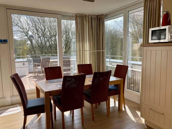Ganze Wohnung, Diese Penthouse-Ferienwohnung befindet sich in zentraler Lage von Wangerooge mit herrlichem Blick nach Süden ins Grüne direkt auf den „Rosengarten“.

Vom großen lichtdurchfluteten Wohn-Essbereich gelangen Sie auf die ebenfalls nach Süden ausgerichtete großzügige Dachterrasse. Auf einer Fläche von 30 m² erwartet Sie ein gemütlicher Strandkorb und ein großer Tisch mit sechs Sitzplätzen für herrliche Stunden zum Entspannen!
Zudem verfügt diese Traumwohnung über drei separate Schlafräume und bietet viel Platz für erholsame Stunden mit der ganzen Familie. In einem Schlafzimmer befindet sich ein Doppelbett. Im zweiten und dritten Schlafzimmer stehen jeweils zwei Einzelbetten. Alle Schlafzimmer verfügen über lichtundurchlässige Vorhänge, sodass sie nach Bedarf abgedunkelt werden können.

Zwei modern ausgestattete Badezimmer mit bodengleichen Duschen garantieren Ihnen bei einem Aufenthalt mit mehreren Personen angenehme Ausweichmöglichkeiten. Eine Waschmaschine ist auch in einem der Bäder für Sie vorhanden.

Nach einem ausgiebigen Spaziergang, vor allem in den Wintermonaten, können Sie sich in der Sauna wieder aufwärmen.

Flatscreen-Fernseher im Wohnzimmer und in zwei Schlafzimmern, Blue Ray Dvd-Player und Stereoanlage sind ebenso vorhanden wie kostenfreies Wlan. 

Gemütliche Kochabende mit der Familie können Sie in dem modernen Küchenbereich verbringen, der mit hochwertigen Markengeräten ausgestattet ist (Ceran-Kochfeld, Backofen, Dunstabzug mit Luftableitung nach außen, Spülmaschine, Kühlschrank mit Gefrierfach, Mikrowelle, Kaffeemaschine, Pad-Kaffeeautomat, Milchaufschäumer, Handmixer, Wasserkocher und Toaster.)

Ein Trockner steht Ihnen im Souterrain gegen eine Gebühr von 4,00 € pro Nutzung zur Verfügung

Die im 2. Obergeschoss gelegene Wohnung ist über den barrierefreien Hauseingang und den Fahrstuhl mühelos zu erreichen. Haustiere können leider nicht mitgebracht werden. in Wangerooge