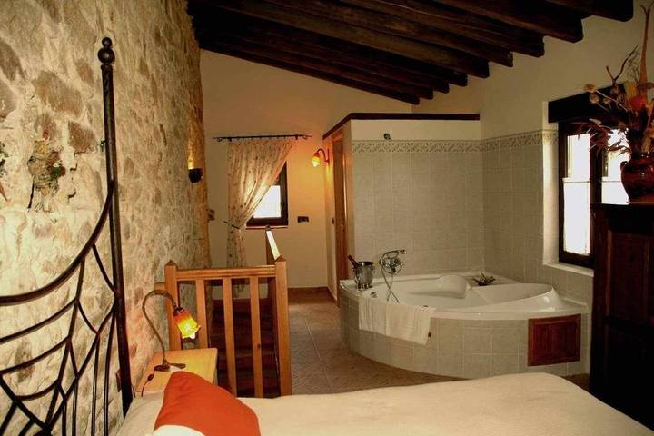 Casa rural para 4 personas, con Terraza además de Jacuzzi y Jardín en La Aldehuela