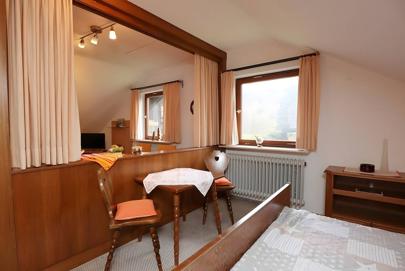 Ganze Wohnung, Ferienwohnung 'Dahlie, 90qm' mit Bergblick, Gemeinschaftsgarten und Wi-Fi in Altglashütten (Feldberg), Feldberg