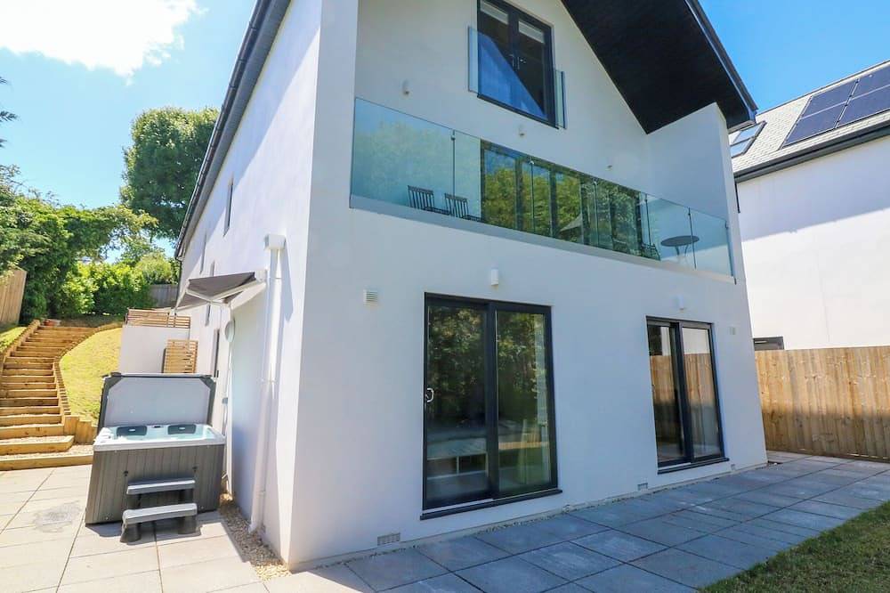 Valise, pet friendly, with hot tub in Bideford in Bideford, Devon