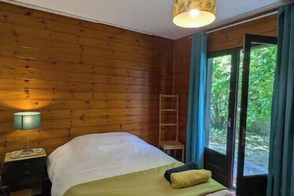Chalet au Bord des Vignes – Séjour Chaleureux avec Grand Balcon et Nature in Prignac-et-Marcamps, Région de Blaye