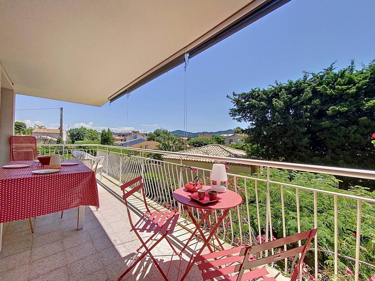 Appartement entier, Appartement lumineux avec terrasse à 100m de la plage - 2 ch. - Parking privé & équipements inclus in Les Lecques, Saint-Cyr-sur-Mer