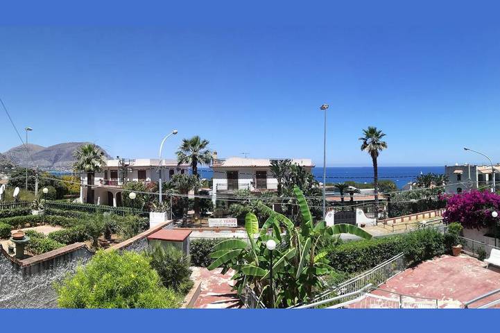 Villa für 7 Personen, mit Balkon und Garten