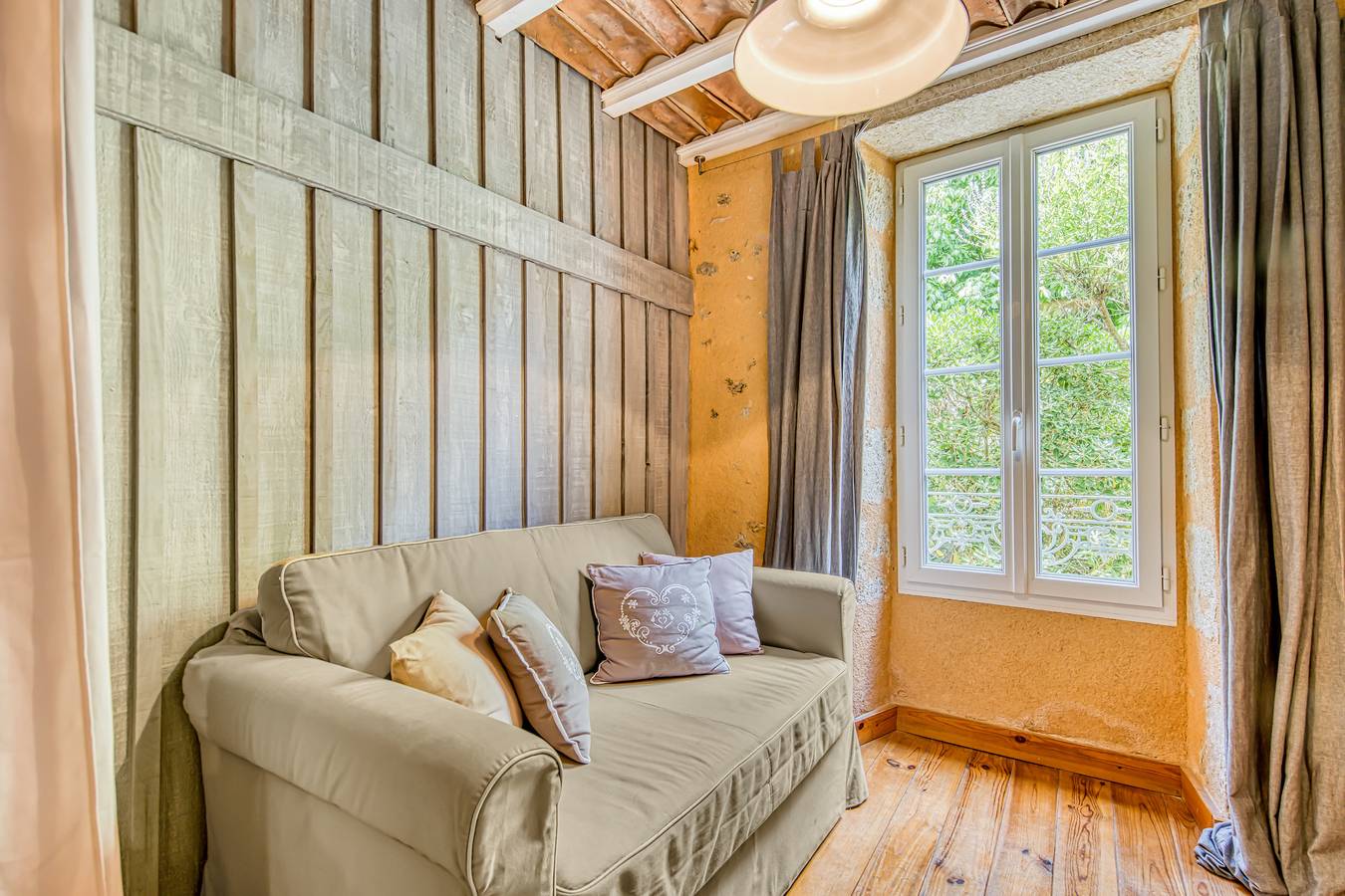 Chambre d'hôtes 'L'orée De Lansot - Chambre Romance' avec terrasse partagée, jardin partagé et Wi-Fi in Noaillan, Région de Langon