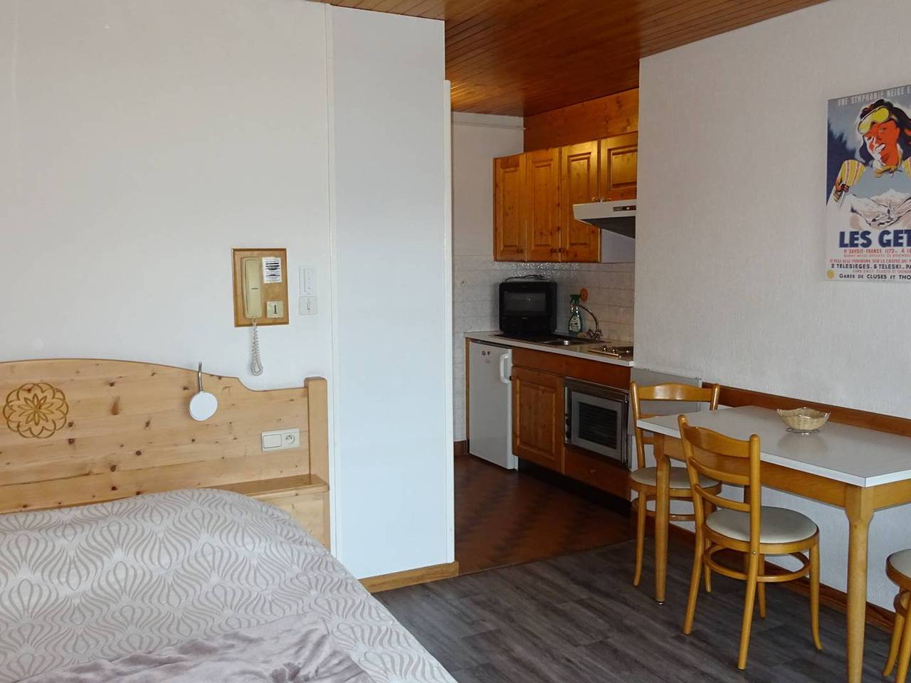 Entire studio, Cozy Studio for 2 in Les Gets - Central Location, Free Wifi, Linens Included in Les Gets, Les Portes du Soleil