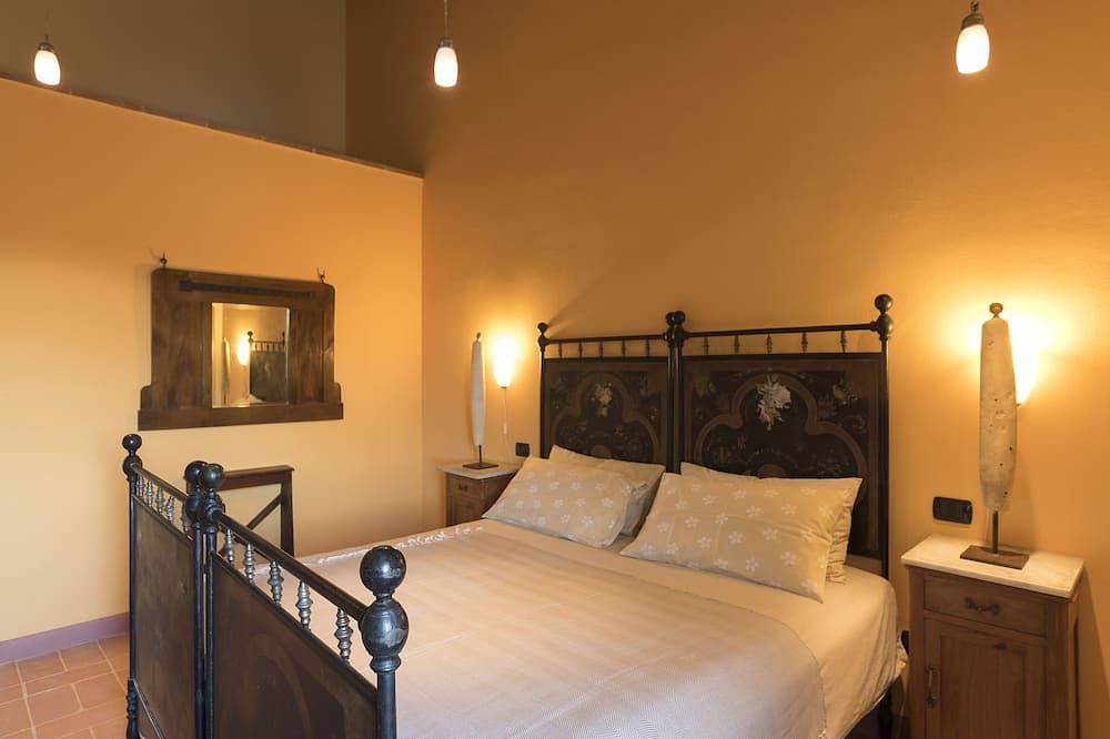 Entire apartment, 19th century stone villa with private pool and garden/6 sleeps/pet friendly in Panicale, Lake Trasimeno