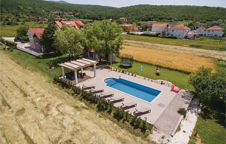 Charmante 235 m² große Wohnung mit Pool und Terrasse, 1 km vom Fluss Cetina entfernt in Dalmatinisches Zagora