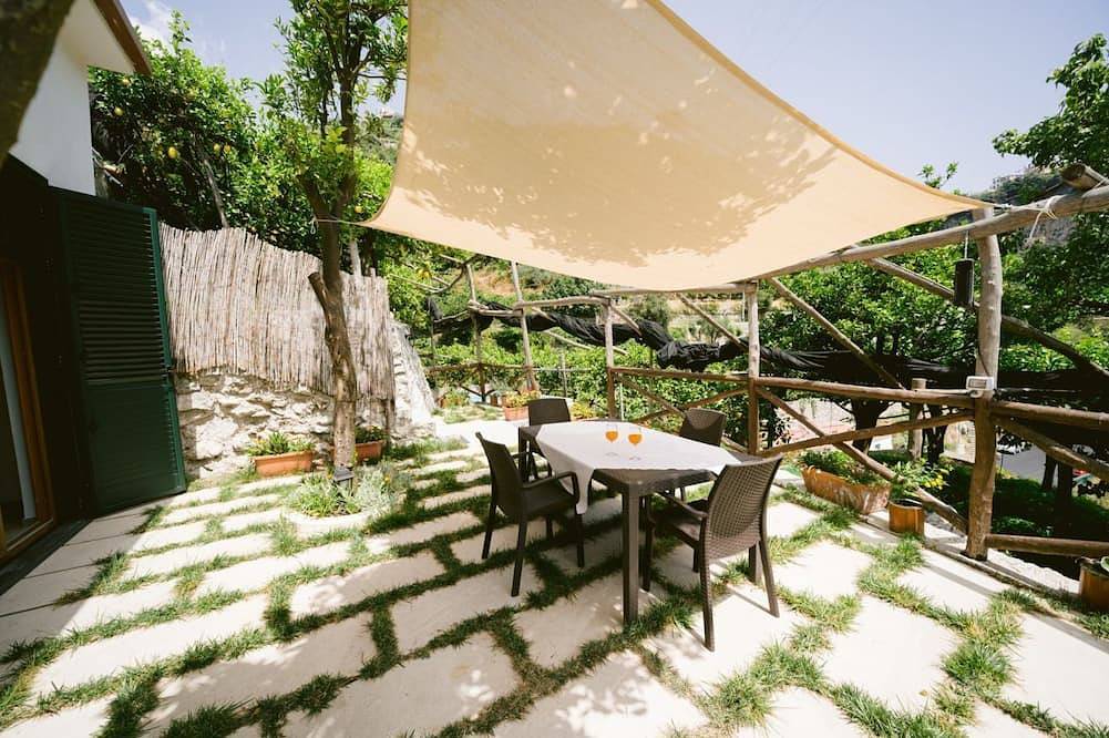 Ganze Wohnung, Pontone di Scala - Lemons & Sun apartment can accommodate up to 4 people. The property has 1 bedroom with double bed and a living area with kitchenette and sofa bed. The kitchenette is equipped with a dining table, a coffee machine, a refrigerator and a in Scala, Amalfiküste