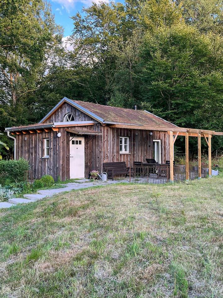 Hållbar stuga i bokskogen vid Mellby Käsk in Österlen