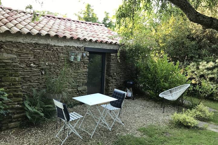 Gîte pour 2 personnes, avec jardin ainsi que terrasse et piscine