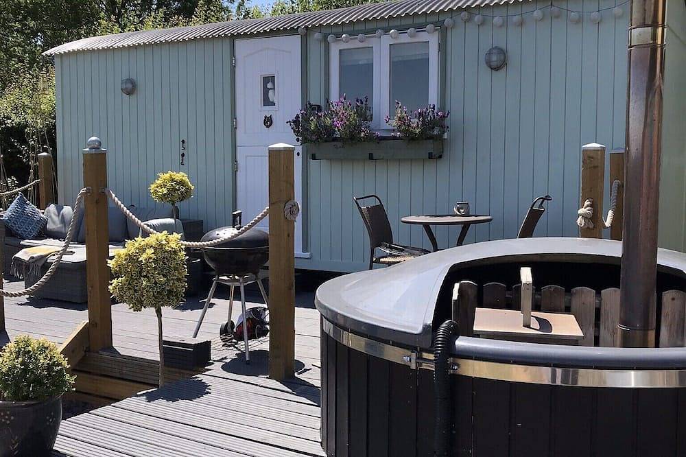 Large New Forest Shepherds Hut and Scandinavian Hot Tub with hydro massager <br><br> in Sway, Hampshire