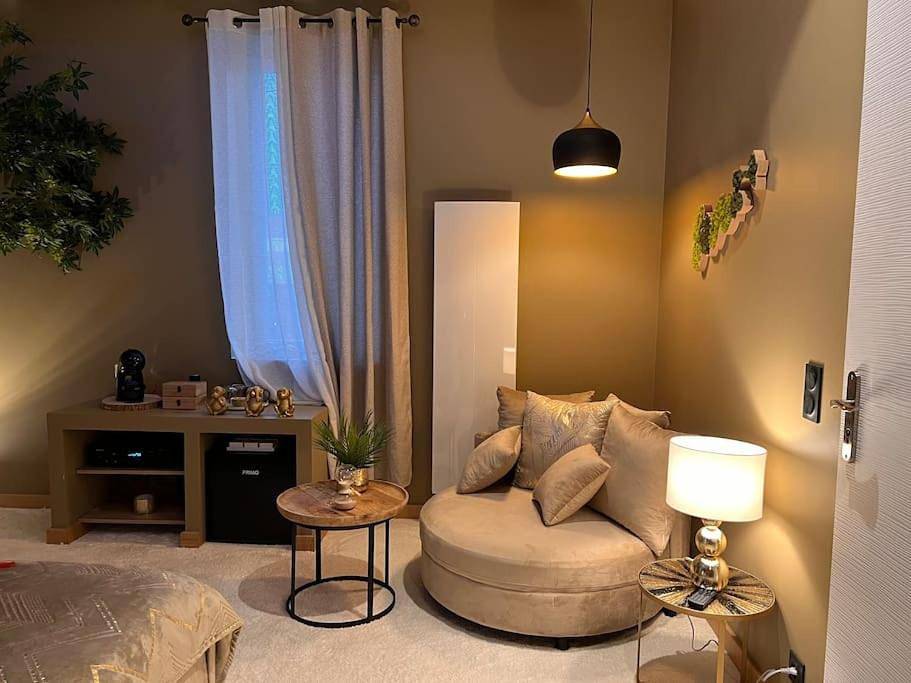 Appartement entier, Loving room cocooning avec jacuzzi « la terre » in Jujurieux, Nantua